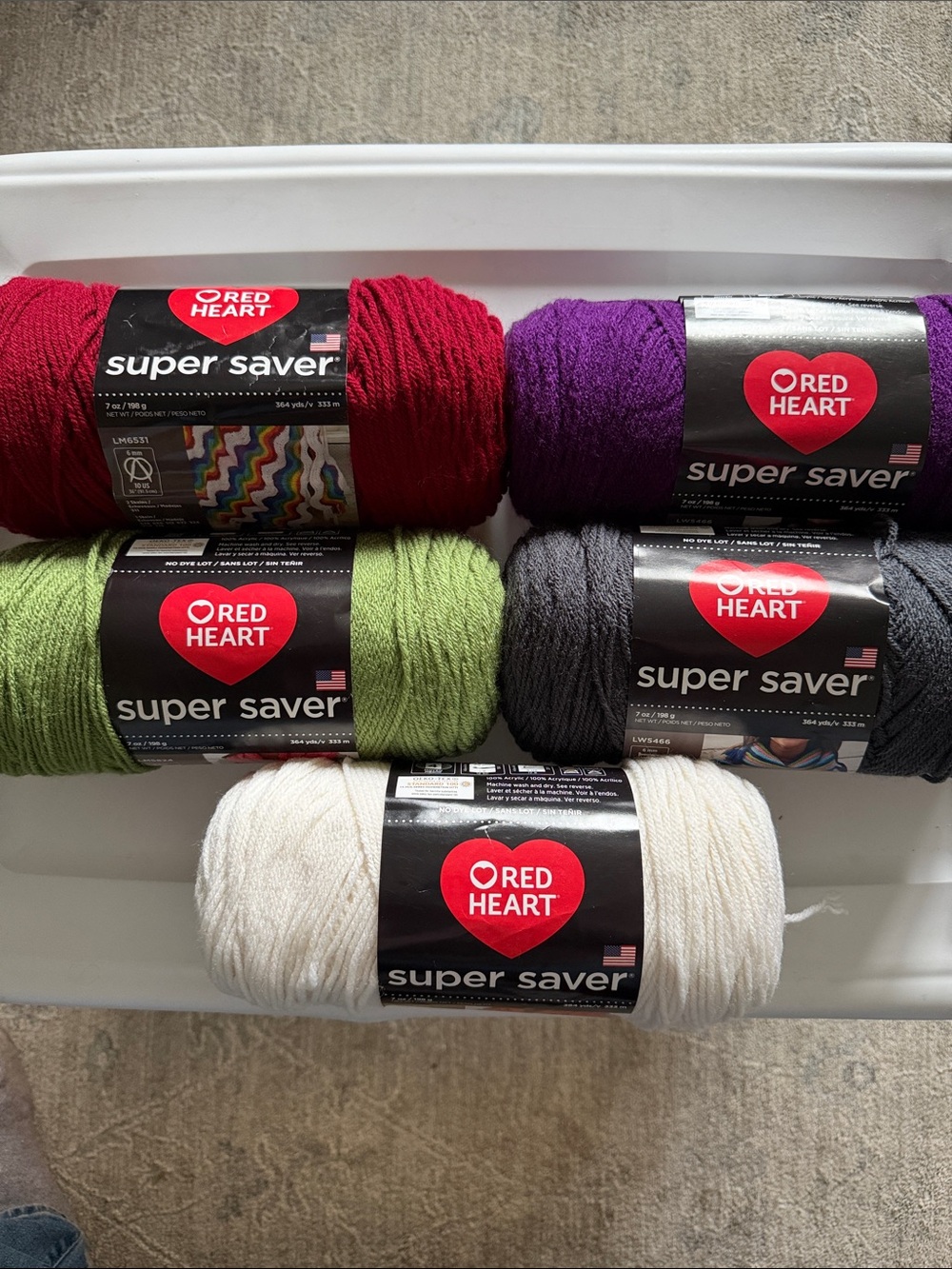 Red Heart super saver
Size 7 oz ea
Colors:assorted 
NWT